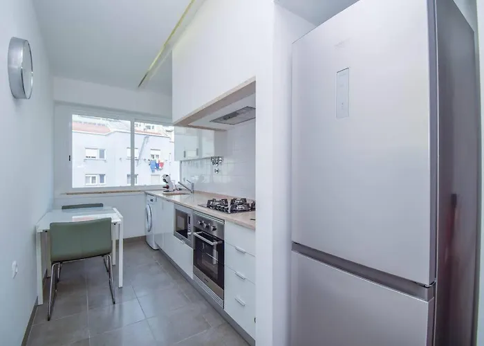 Cozy And Sunny Family דירה *